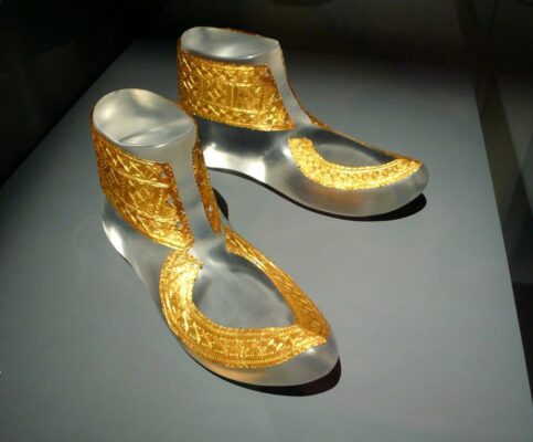Celtic - Hochdorf golden shoes ornaments