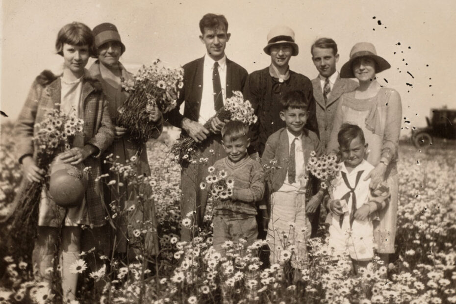 Unknown photographer - Family Group with Flowers - 1920s